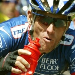 Армстронга «сдали» свои. Против легенды велоспорта свидетельствовали партнёры по команде