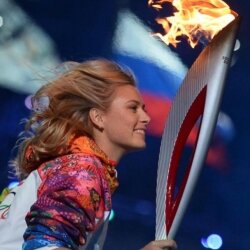 На церемонии открытия Олимпиады в Сочи состоялось поднятие олимпийского флага