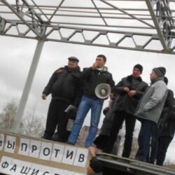 В Мариуполе Антимайдан пришел к Ленину поговорить со сторонниками Майдана