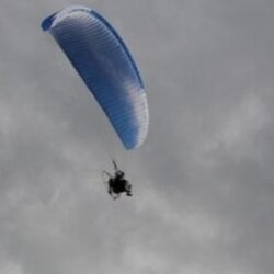 18-летнюю петербурженку при прыжке с парашютом смертельно ударило током