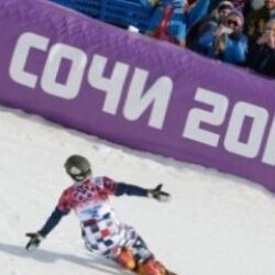 Вик Уайлд (Россия), завоевавший золотую медаль, после окончания финала параллельного слалома на соревнованиях по сноуборду среди мужчин